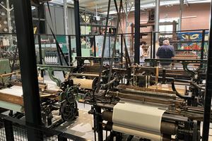 13. Vier weefmachines