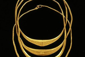 6. Vier gouden halsringen van Olst (laat Romeinse tijd, ca 400 na Chr)