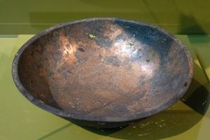 14. Koperen Hanze schotel met gravure van Humilitas (ca. 1200 n. Chr.)