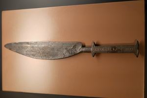 8 Bronzen offer mes van Daarlerveen/Vroomshoop  (ca. 1200 - 800 v.Chr.)